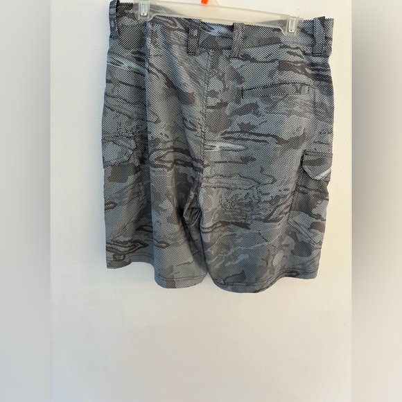 NWOT Under Armour Heat Gear Men’s Shorts - 32 inch waist. Grey Camo Cargo - Picture 4 of 8